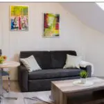 Nowoczesne mieszkanie na wynajem w Pszczynie – w pełni umeblowana kawalerka z balkonem, klimatyzacją i miejscem parkingowym w Apartamentach Wiśniowy Zakątek.