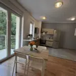 Nowoczesne 2 pokoje na wynajem w Pszczynie – umeblowane mieszkanie z balkonem, mediami i miejscem parkingowym na Osiedlu Laurowym.