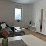 Umeblowana kawalerka do wynajęcia w Pszczynie - salon z aneksem kuchennym, balkon, rolety zewnętrzne, miejsce parkingowe