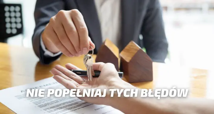 Osoba wręczająca klucze nowym najemcom podczas podpisania umowy wynajmu mieszkania