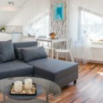 Wnętrze mieszkania - kawalerka na wynajem w Apartamentach Srebrna w Pszczynie – salon z aneksem kuchennym, nowoczesne wyposażenie